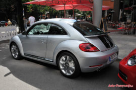 Volkswagen Beetle srebrny - lewy tyl