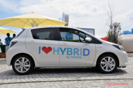 Toyota Yaris Hybrid - prawy bok